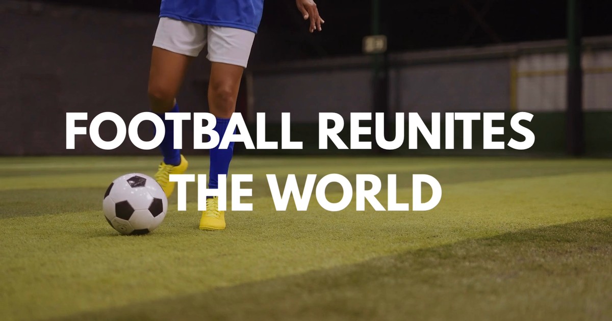 Standbild aus dem exbisoft-WM-Markenfilm: Eine Spielerin dribbelt mit einem Fußball unter dem Titel „Football Reunites The World“